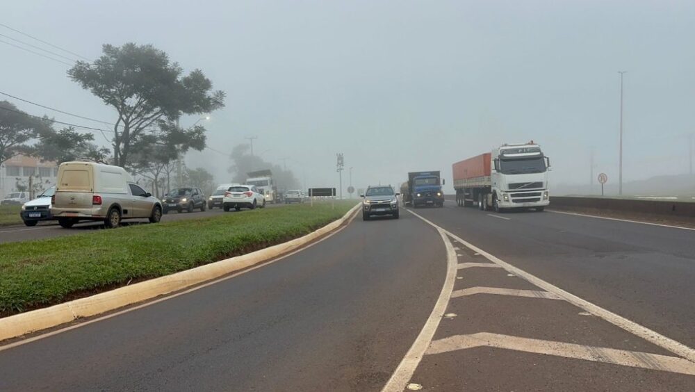 Caminhão quebrado gera congestionamentos até na entrada de Cascavel Imagem referente a Caminhão quebrado gera congestionamentos até na entrada de Cascavel