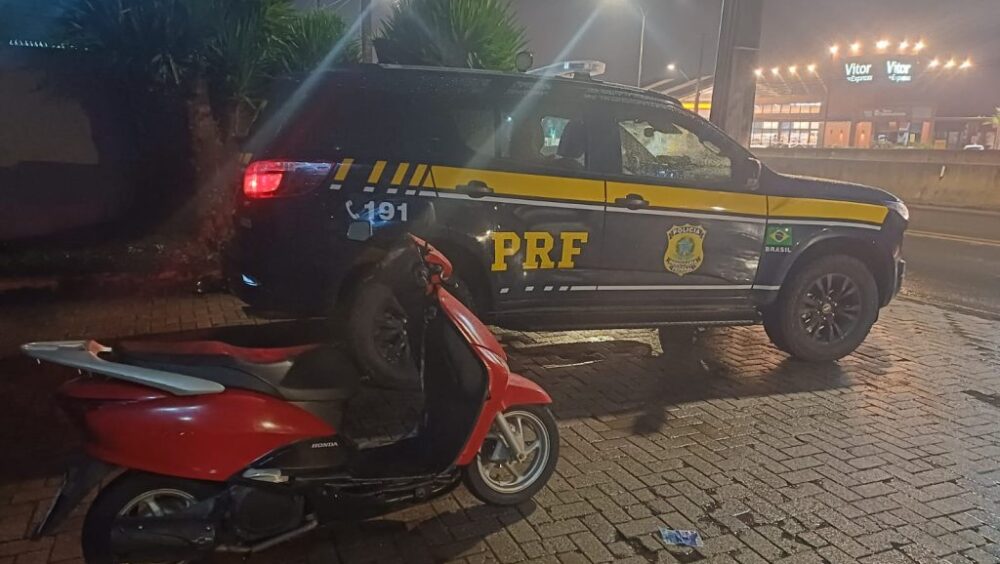 Homem é detido pela PRF em Ponta Grossa com moto clonada na BR-373 Imagem referente a Homem é detido pela PRF em Ponta Grossa com moto clonada na BR-373
