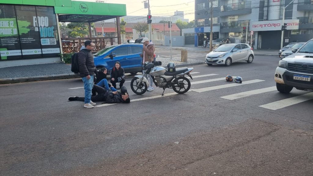 Motociclistas ficam feridos em acidente na Rua São Paulo Imagem referente a Motociclistas ficam feridos em acidente na Rua São Paulo