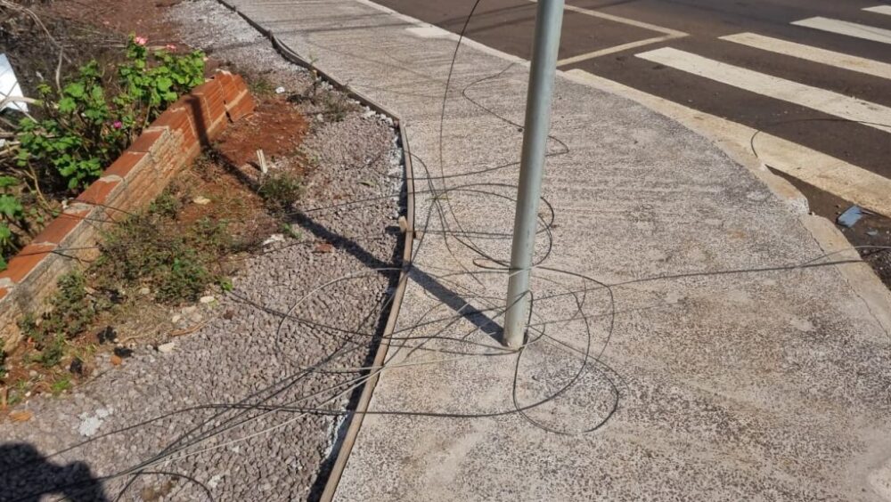 Caminhão arranca fios no XIV de Novembro e moradores fazem alerta e pedem providências Imagem referente a Caminhão arranca fios no XIV de Novembro e moradores fazem alerta e pedem providências