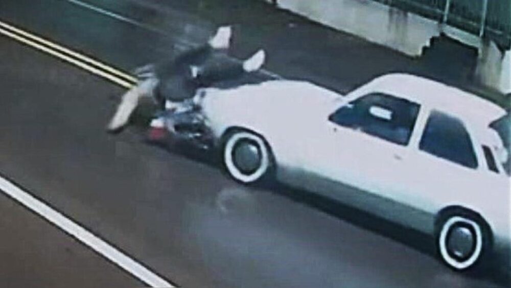 Câmera flagra reação de motorista após colisão entre Chevette e Biz Imagem referente a Câmera flagra reação de motorista após colisão entre Chevette e Biz