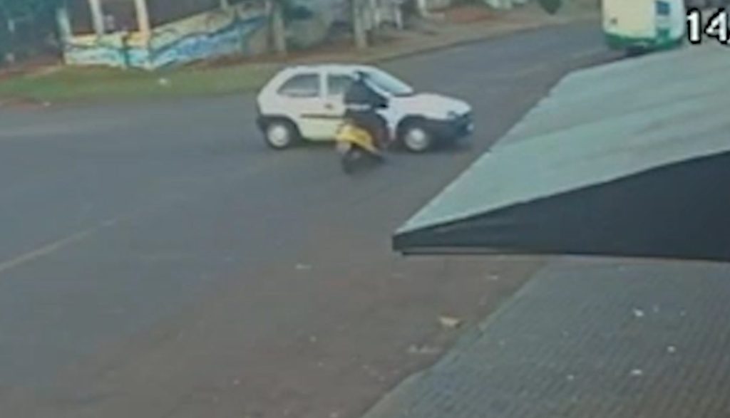 Vídeo mostra motoneta atingindo lateral de Corsa após carro atravessar via no Morumbi Imagem referente a Vídeo mostra motoneta atingindo lateral de Corsa após carro atravessar via no Morumbi