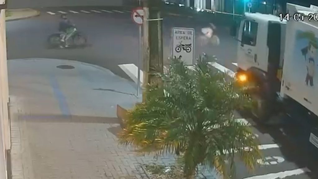 Vídeo mostra semáforo aberto para carros em acidente que deixou ciclista de 12 anos ferido Imagem referente a Vídeo mostra semáforo aberto para carros em acidente que deixou ciclista de 12 anos ferido