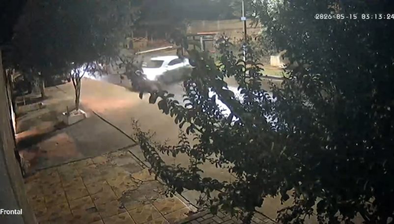 Câmera flagra carro desgovernado destruindo ponto de ônibus no Bairro Morumbi Imagem referente a Câmera flagra carro desgovernado destruindo ponto de ônibus no Bairro Morumbi