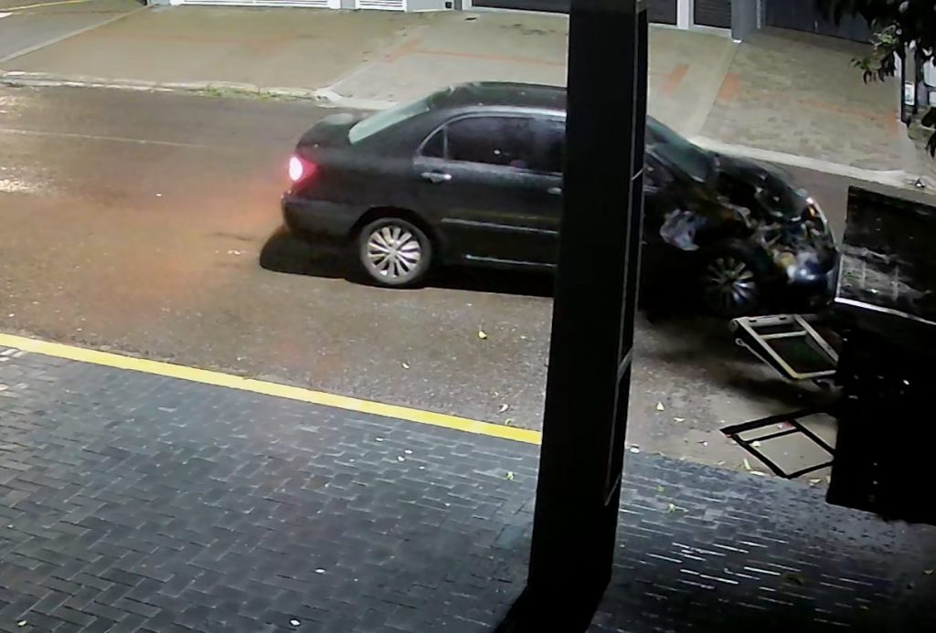Vídeo mostra carro atingindo traseira de guincho no Alto Alegre Imagem referente a Vídeo mostra carro atingindo traseira de guincho no Alto Alegre