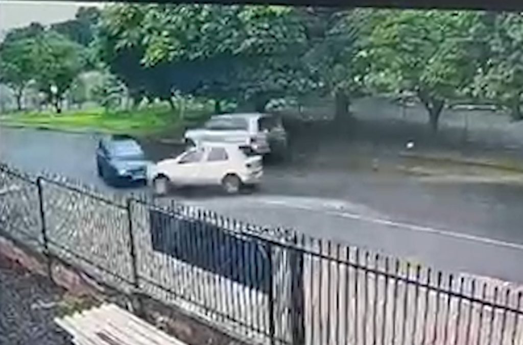 Vídeo mostra Palio batendo de frente com Corsa em tentativa de ultrapassagem Imagem referente a Vídeo mostra Palio batendo de frente com Corsa em tentativa de ultrapassagem