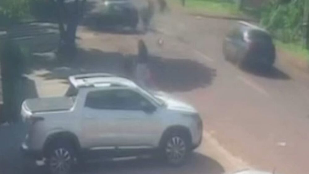 Câmera de monitoramento flagra acidente entre carro e moto no Claudete, em Cascavel Imagem referente a Câmera de monitoramento flagra acidente entre carro e moto no Claudete, em Cascavel