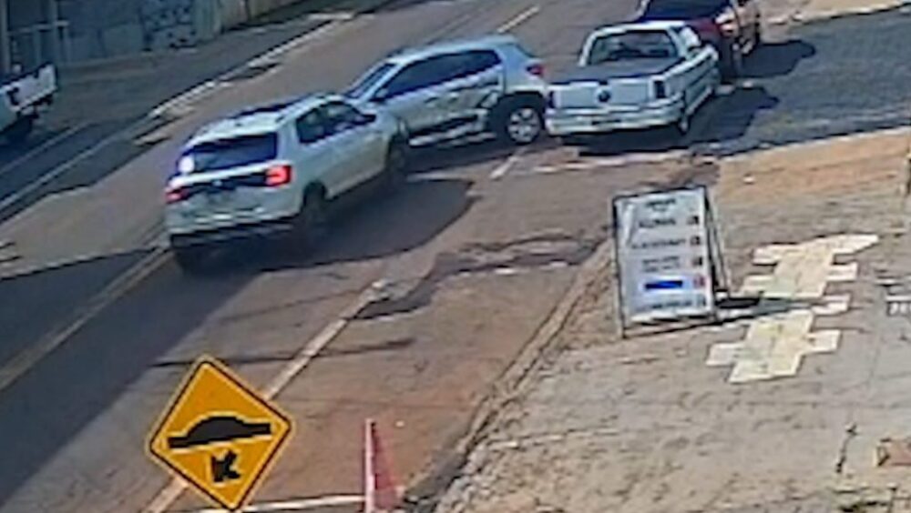 Vídeo mostra Kwid fazendo retorno no meio da quadra e sendo atingido por T-Cross Imagem referente a Vídeo mostra Kwid fazendo retorno no meio da quadra e sendo atingido por T-Cross