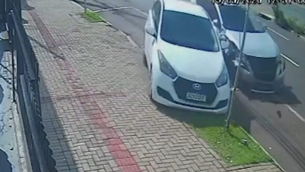 Vídeo mostra motorista embriagado batendo contra HB20 estacionado na Avenida Carlos Gomes Imagem referente a Vídeo mostra motorista embriagado batendo contra HB20 estacionado na Avenida Carlos Gomes