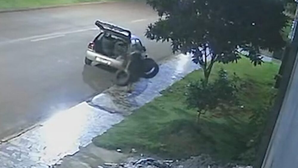 Homem é flagrado descartando pneus pelo Bairro Pioneiros Catarinenses Imagem referente a Homem é flagrado descartando pneus pelo Bairro Pioneiros Catarinenses