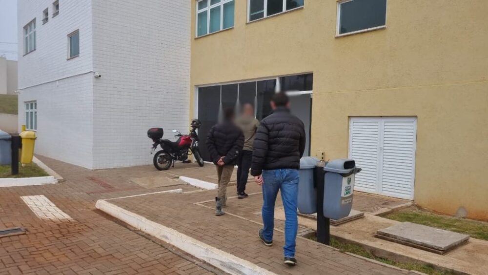 Jovem de 21 anos é preso no Bairro Coqueiral durante ação da Polícia Civil em Cascavel Imagem referente a Jovem de 21 anos é preso no Bairro Coqueiral durante ação da Polícia Civil em Cascavel