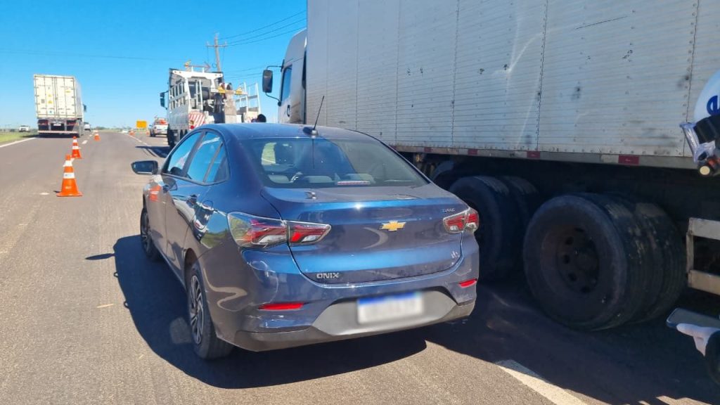 Carro e caminhão se envolvem em acidente no mesmo local onde caminhão e utilitário bateram Imagem referente a Carro e caminhão se envolvem em acidente no mesmo local onde caminhão e utilitário bateram