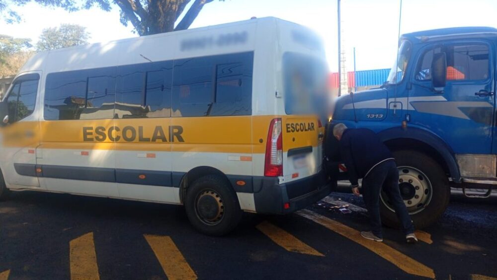 Van desengatada atinge caminhão estacionado no Bairro Alto Alegre Imagem referente a Van desengatada atinge caminhão estacionado no Bairro Alto Alegre