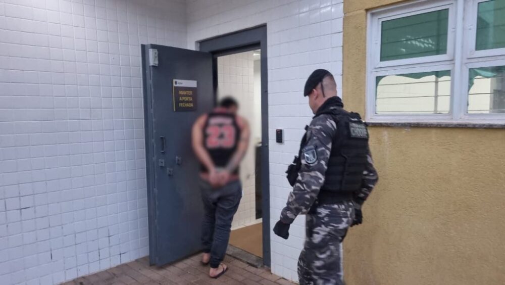Durante cumprimento de mandado de prisão, Choque localiza homem com maconha e arma francesa Imagem referente a Durante cumprimento de mandado de prisão, Choque localiza homem com maconha e arma francesa