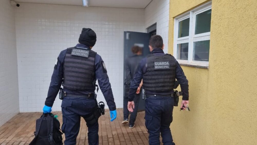 GM cumpre mandado de prisão no Ecopark Oeste após suspeito desacatar agentes Imagem referente a GM cumpre mandado de prisão no Ecopark Oeste após suspeito desacatar agentes