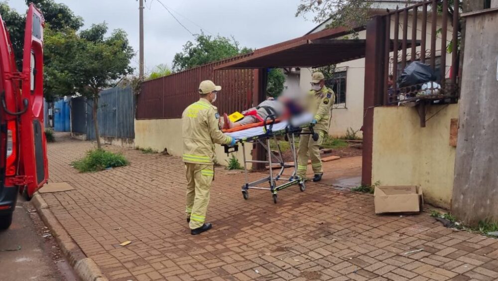 Mulher tem suspeita de fratura nas costelas ao cair de sofá no Cascavel Velho Imagem referente a Mulher tem suspeita de fratura nas costelas ao cair de sofá no Cascavel Velho