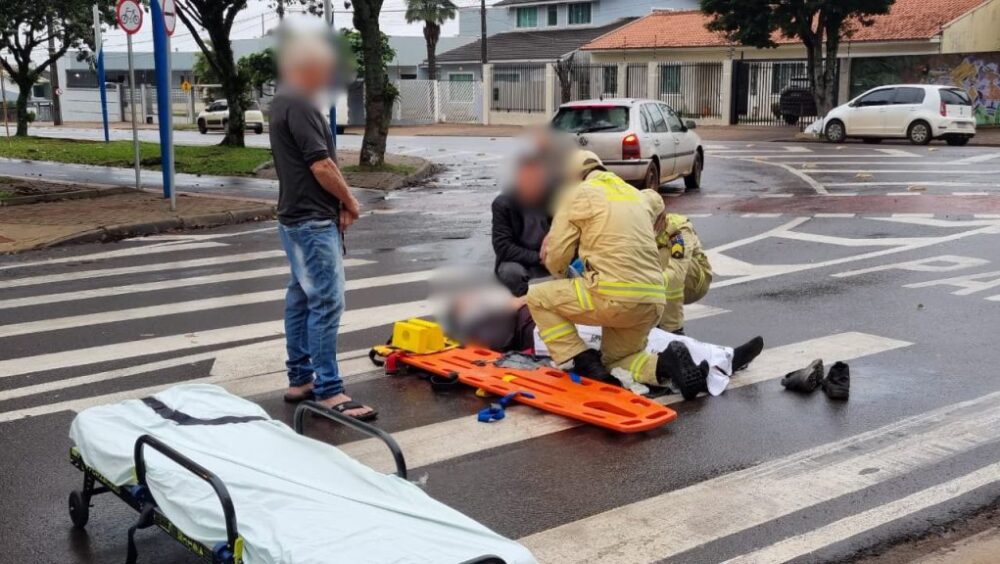 Motociclista desliza no asfalto da Praça do Maria Luiza e precisa do atendimento médico Imagem referente a Motociclista desliza no asfalto da Praça do Maria Luiza e precisa do atendimento médico