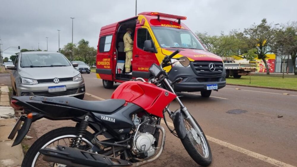 Após colisão com carro, motociclista fica ferido na Avenida Tancredo Neves Imagem referente a Após colisão com carro, motociclista fica ferido na Avenida Tancredo Neves