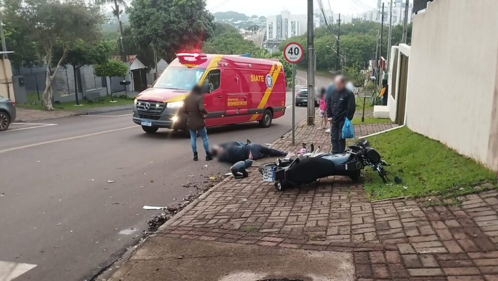Moto vai parar na calçada e duas pessoas ficam feridas em colisão com carro Imagem referente a Moto vai parar na calçada e duas pessoas ficam feridas em colisão com carro