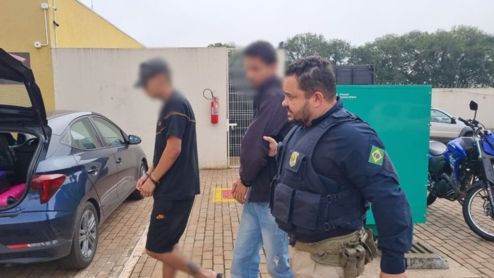Homens detidos com maconha na BR-277 são levados à Delegacia em Cascavel Imagem referente a Homens detidos com maconha na BR-277 são levados à Delegacia em Cascavel