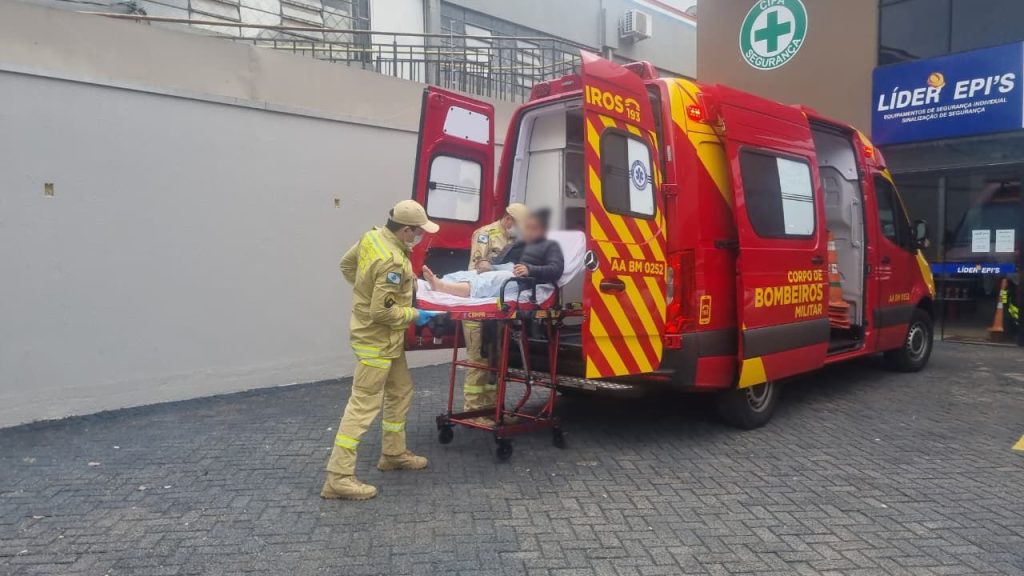 Jovem é socorrida após sofrer queda de altura em imóvel no Centro Imagem referente a Jovem é socorrida após sofrer queda de altura em imóvel no Centro