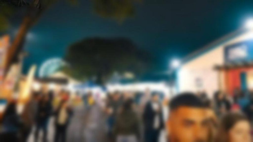 Mulher é agredida com barra de ferro durante evento e suspeito foge em meio à multidão Imagem referente a Mulher é agredida com barra de ferro durante evento e suspeito foge em meio à multidão