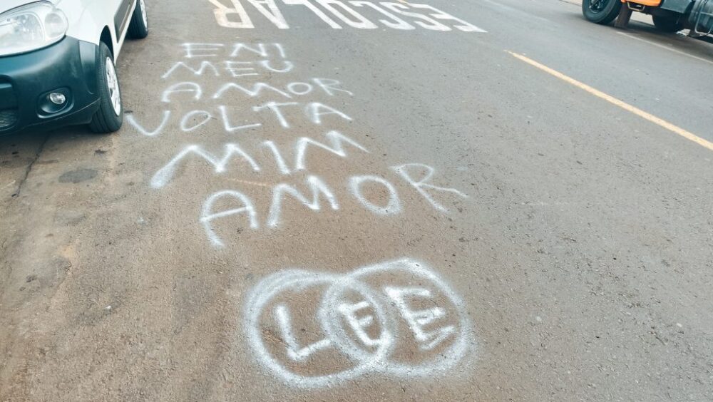 Amor asfaltado: Recado intriga moradores do bairro Santa Cruz em Cascavel Imagem referente a Amor asfaltado: Recado intriga moradores do bairro Santa Cruz em Cascavel