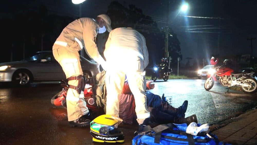 Motociclista fica ferido após colisão entre motos na Avenida Piquiri Imagem referente a Motociclista fica ferido após colisão entre motos na Avenida Piquiri