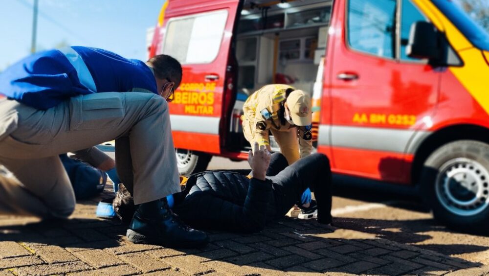 Motociclista é arremessado para calçada após colisão com carro na Avenida Brasil Imagem referente a Motociclista é arremessado para calçada após colisão com carro na Avenida Brasil