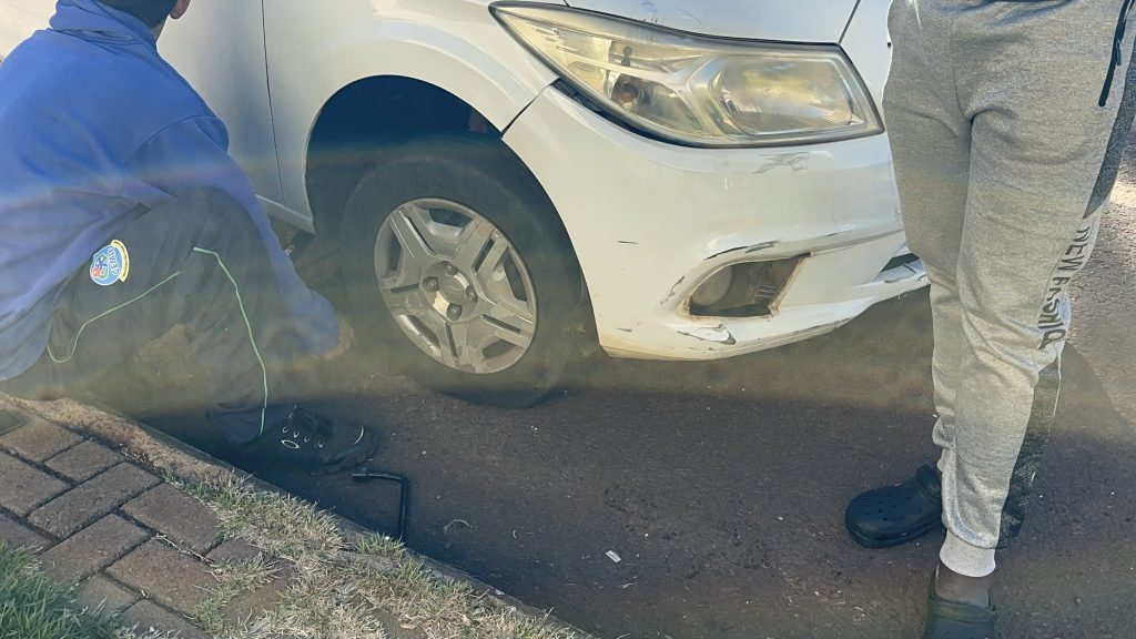 Carro e moto se envolvem em colisão no Riviera Imagem referente a Carro e moto se envolvem em colisão no Riviera