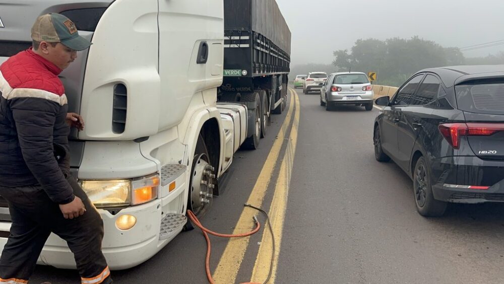 Caminhão quebra no Viaduto da Rua Souza Naves e gera caos na BR-277 Imagem referente a Caminhão quebra no Viaduto da Rua Souza Naves e gera caos na BR-277