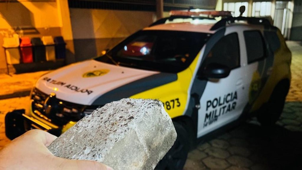 Sargento do Choque fica ferido e homem é preso após agressão com paver Imagem referente a Sargento do Choque fica ferido e homem é preso após agressão com paver