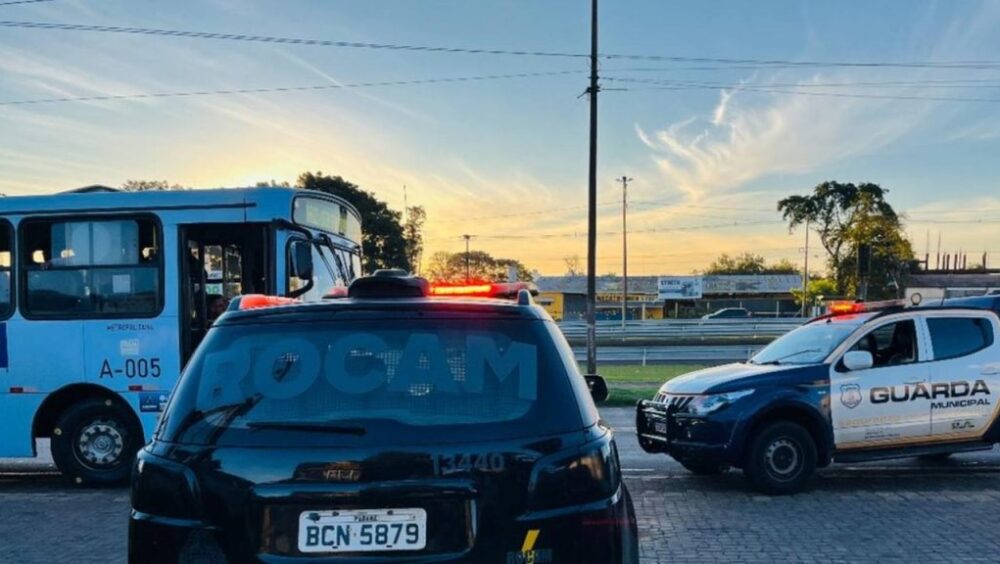 Guarda Municipal e ROCAM realizam abordagem em coletivo na marginal da BR-277 Imagem referente a Guarda Municipal e ROCAM realizam abordagem em coletivo na marginal da BR-277