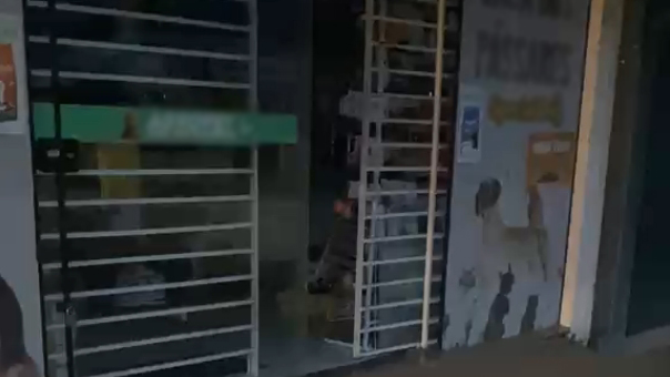 Loja é arrombada e criminosos furtam notebook, dinheiro e produtos pet em Cascavel Imagem referente a Loja é arrombada e criminosos furtam notebook, dinheiro e produtos pet em Cascavel