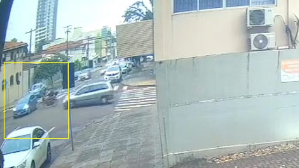 Veja como ocorreu acidente que deixou motociclista ferido na Rua Rio de Janeiro Imagem referente a Veja como ocorreu acidente que deixou motociclista ferido na Rua Rio de Janeiro