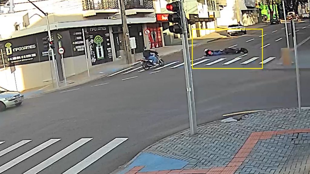 Veja como ocorreu acidente de motocicleta que deixou homem e mulher feridos no Centro Imagem referente a Veja como ocorreu acidente de motocicleta que deixou homem e mulher feridos no Centro