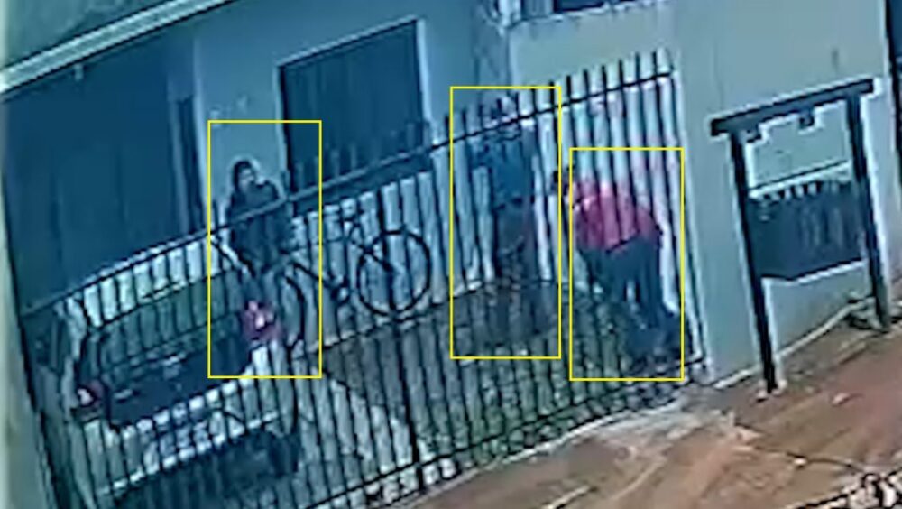 Câmera flagra invasão a residência no Loteamento Barcelona em Cascavel Imagem referente a Câmera flagra invasão a residência no Loteamento Barcelona em Cascavel