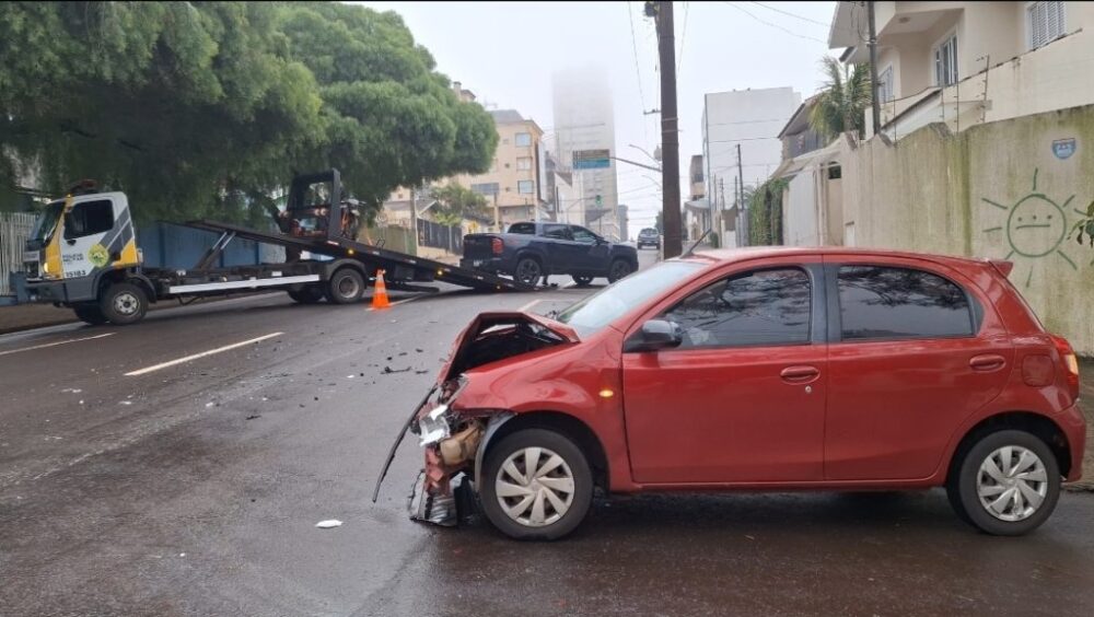 Forte colisão entre Etios e Dodge RAM mobiliza PM no Centro de Cascavel Imagem referente a Forte colisão entre Etios e Dodge RAM mobiliza PM no Centro de Cascavel