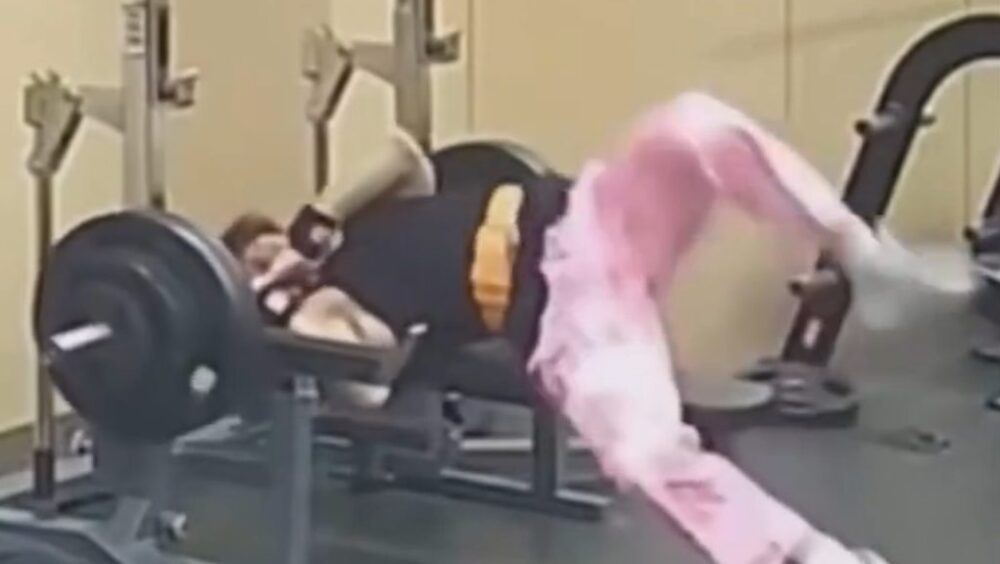 Homem escapa da morte após ser esmagado durante treino de supino com 145 kg em academia Imagem referente a Homem escapa da morte após ser esmagado durante treino de supino com 145 kg em academia