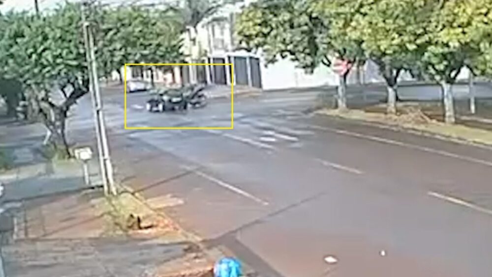 Câmera flagra motociclista sendo arremessado após colisão em Cascavel Imagem referente a Câmera flagra motociclista sendo arremessado após colisão em Cascavel