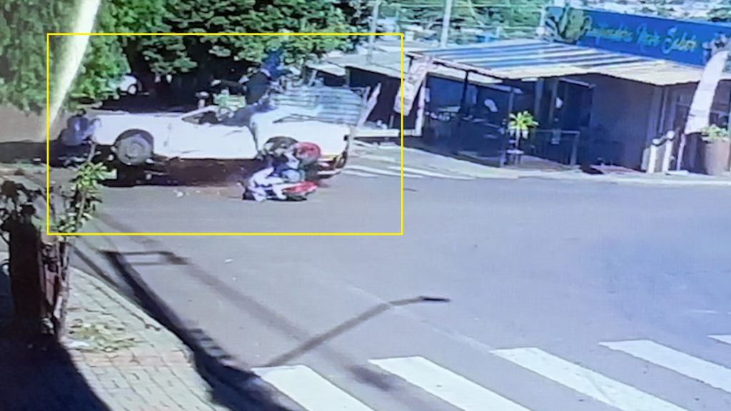 Veja como ocorreu violento acidente entre Corcel e motocicleta em Cascavel Imagem referente a Veja como ocorreu violento acidente entre Corcel e motocicleta em Cascavel