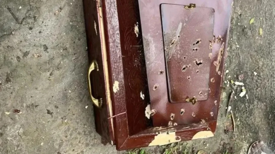 Traficante metralha caixão de adolescente de facção rival e é morto em confronto Imagem referente a Traficante metralha caixão de adolescente de facção rival e é morto em confronto