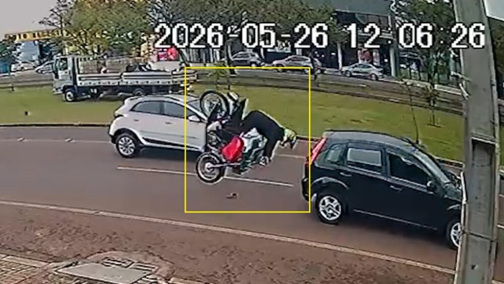 Moto capota em acidente na Avenida Tancredo Neves; Veja vídeo Imagem referente a Moto capota em acidente na Avenida Tancredo Neves; Veja vídeo