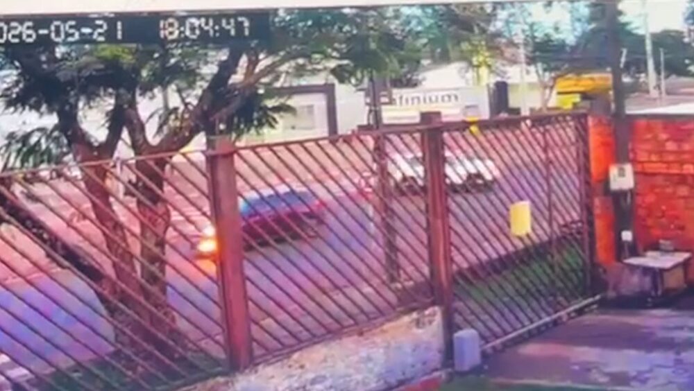 Câmera registra momento de colisão entre ciclista e Jeep em Cascavel Imagem referente a Câmera registra momento de colisão entre ciclista e Jeep em Cascavel