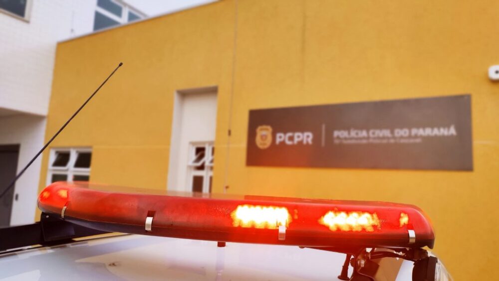 Mulher é detida por embriaguez após colidir contra viatura na Avenida Tancredo Neves Imagem referente a Mulher é detida por embriaguez após colidir contra viatura na Avenida Tancredo Neves
