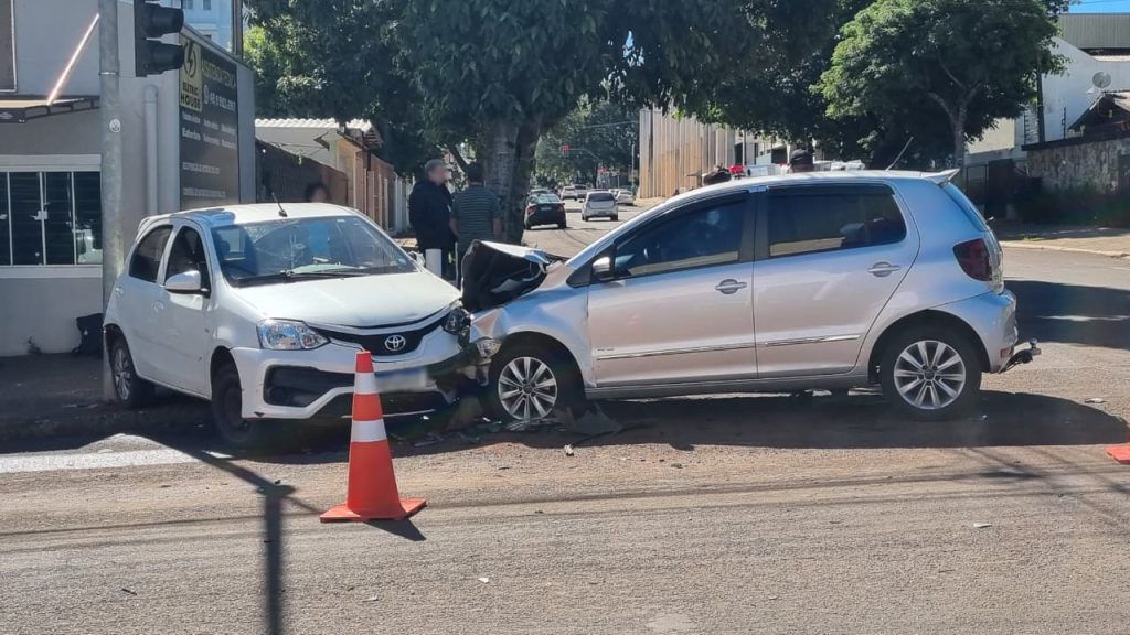 Etios e Fox se envolvem em acidente no bairro Neva em Cascavel Imagem referente a Etios e Fox se envolvem em acidente no bairro Neva em Cascavel