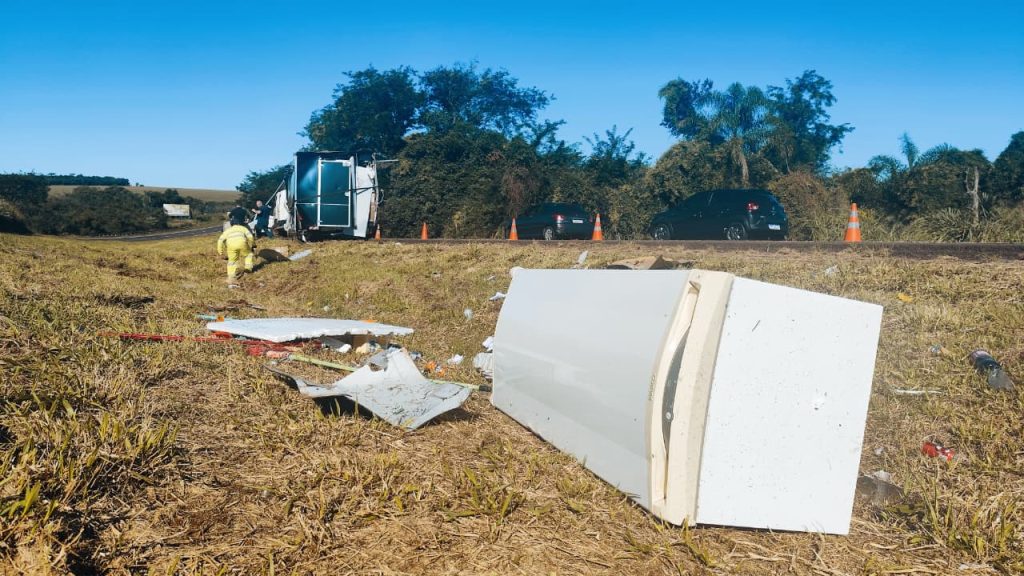 Trailer de lanches tomba na BR-163, em Cascavel Imagem referente a Trailer de lanches tomba na BR-163, em Cascavel