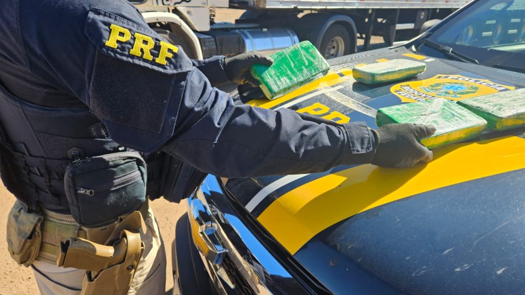 PRF prende caminhoneiro com mais de 4 kg de cocaína após tentativa de jogar droga pela janela em Cascavel Imagem referente a PRF prende caminhoneiro com mais de 4 kg de cocaína após tentativa de jogar droga pela janela em Cascavel