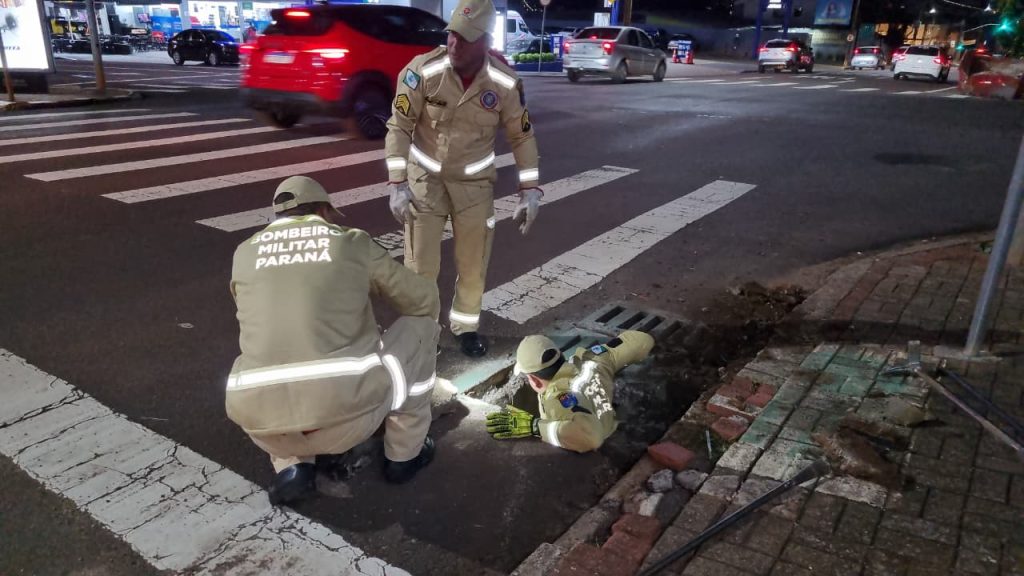 Chave de carro cai em bueiro e mobiliza Corpo de Bombeiros no centro de Cascavel Imagem referente a Chave de carro cai em bueiro e mobiliza Corpo de Bombeiros no centro de Cascavel
