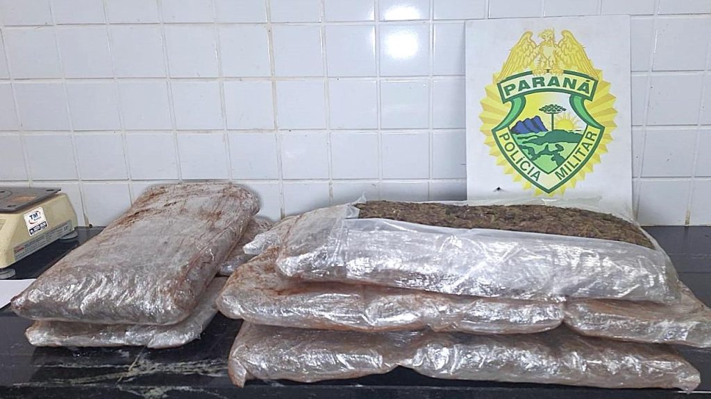 Polícia Militar e Polícia Federal apreendem capulhos de maconha em bagagens de ônibus interestadual Imagem referente a Polícia Militar e Polícia Federal apreendem capulhos de maconha em bagagens de ônibus interestadual